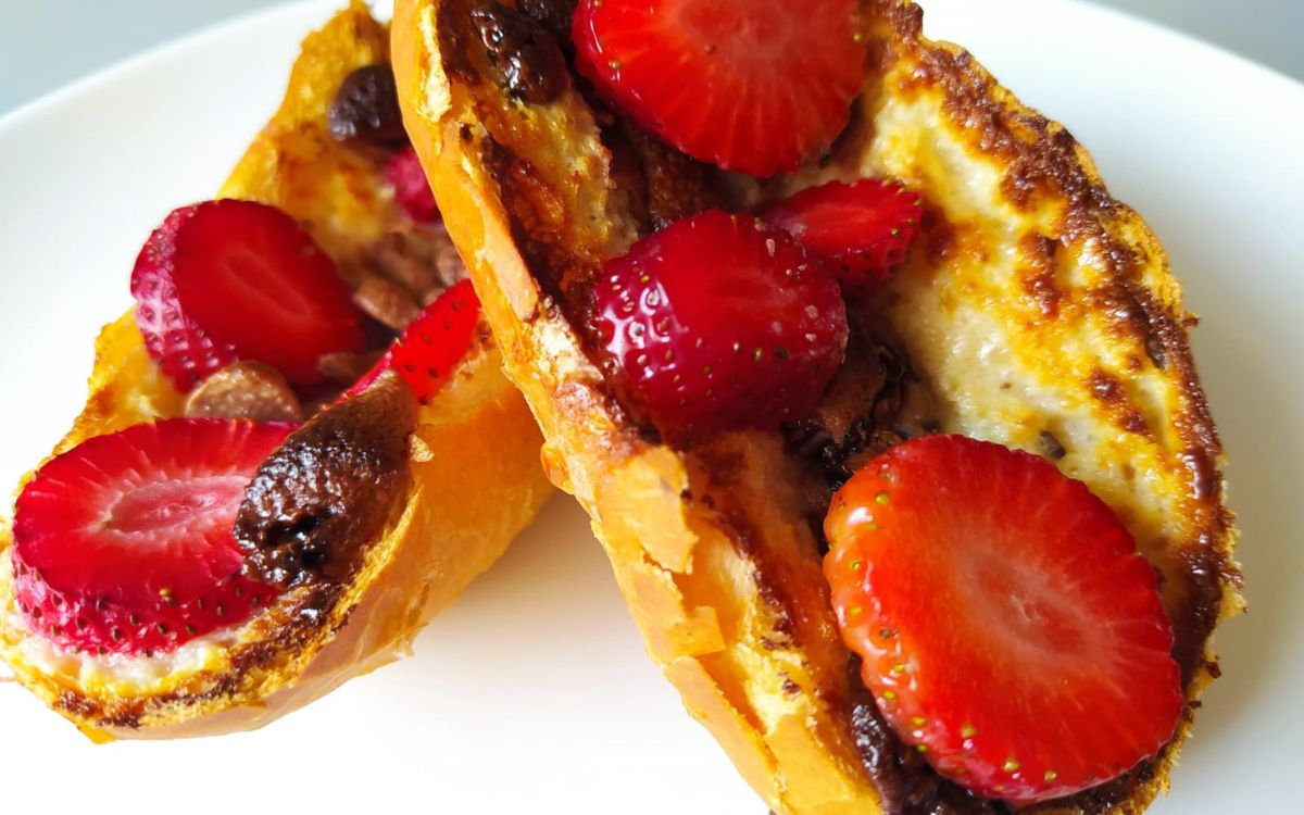 Pão com Leite Condensado e Morango na Airfryer