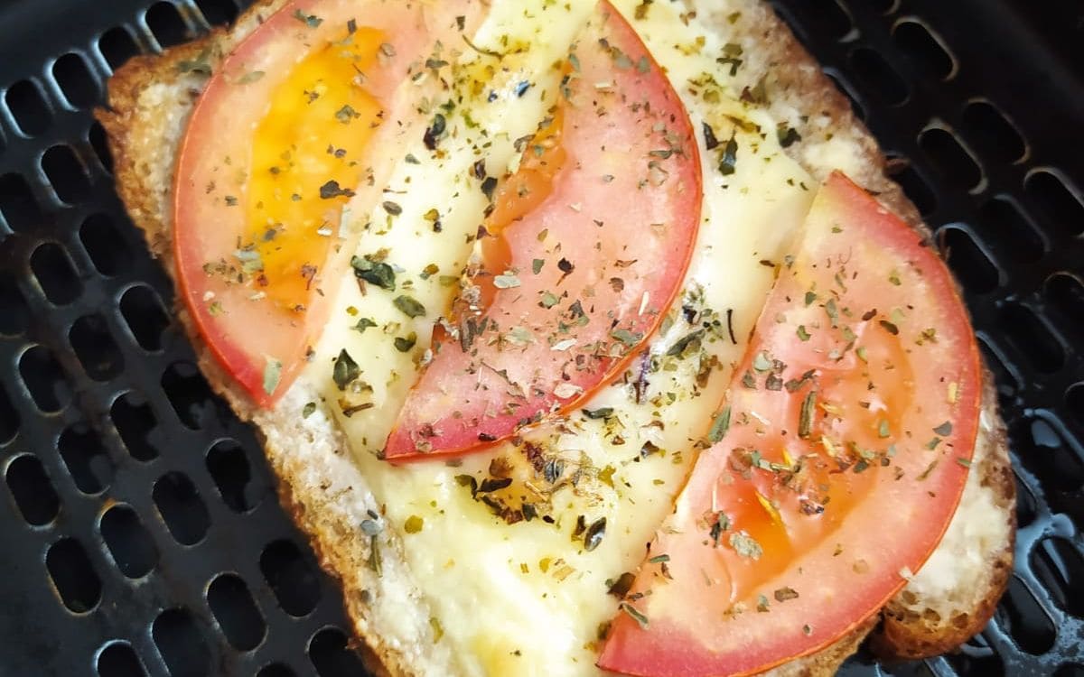 torrada com queijo e tomate na air fryer