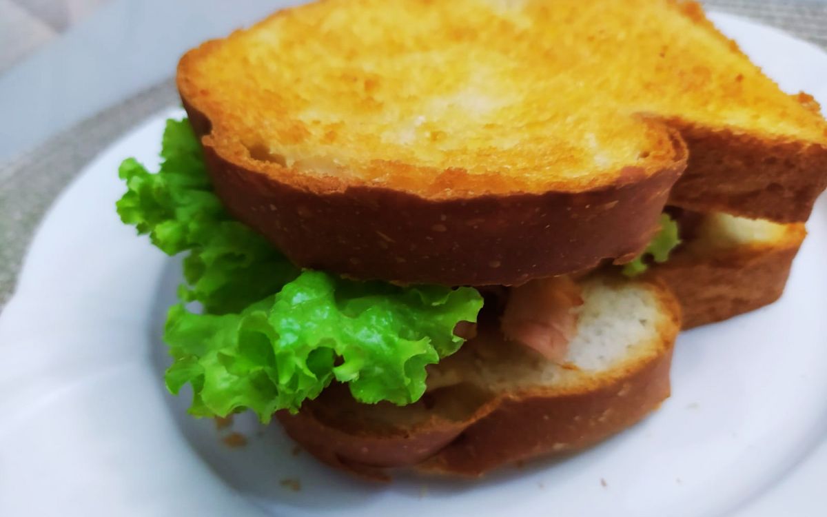 sanduíche com frango assado na airfryer