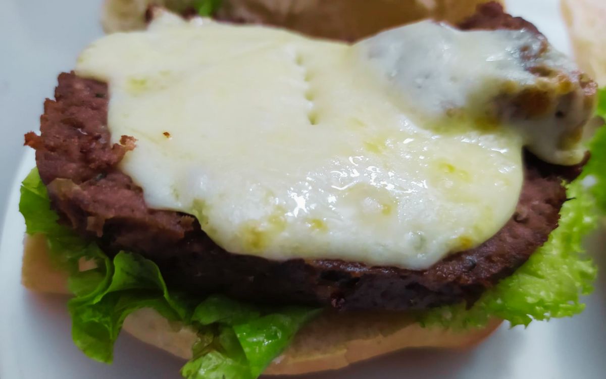 sanduíche de bolo de carne na airfryer