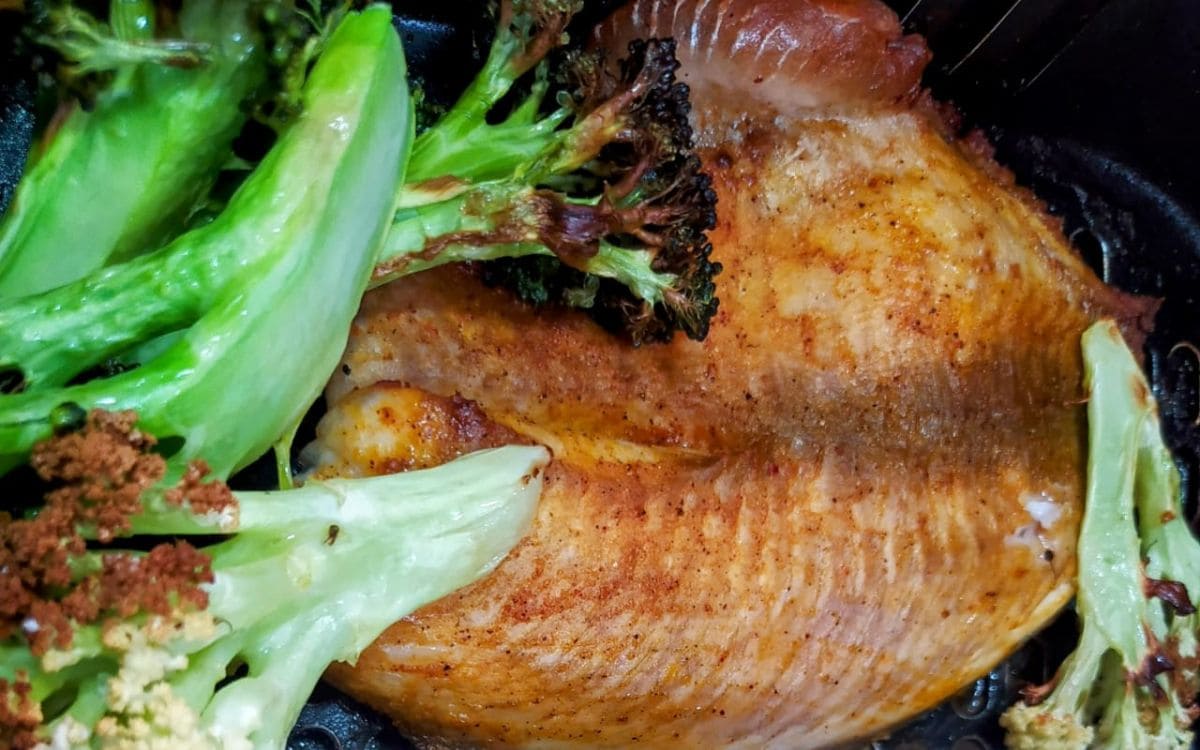 filé de peixe com brócolis e couve flor na airfryer