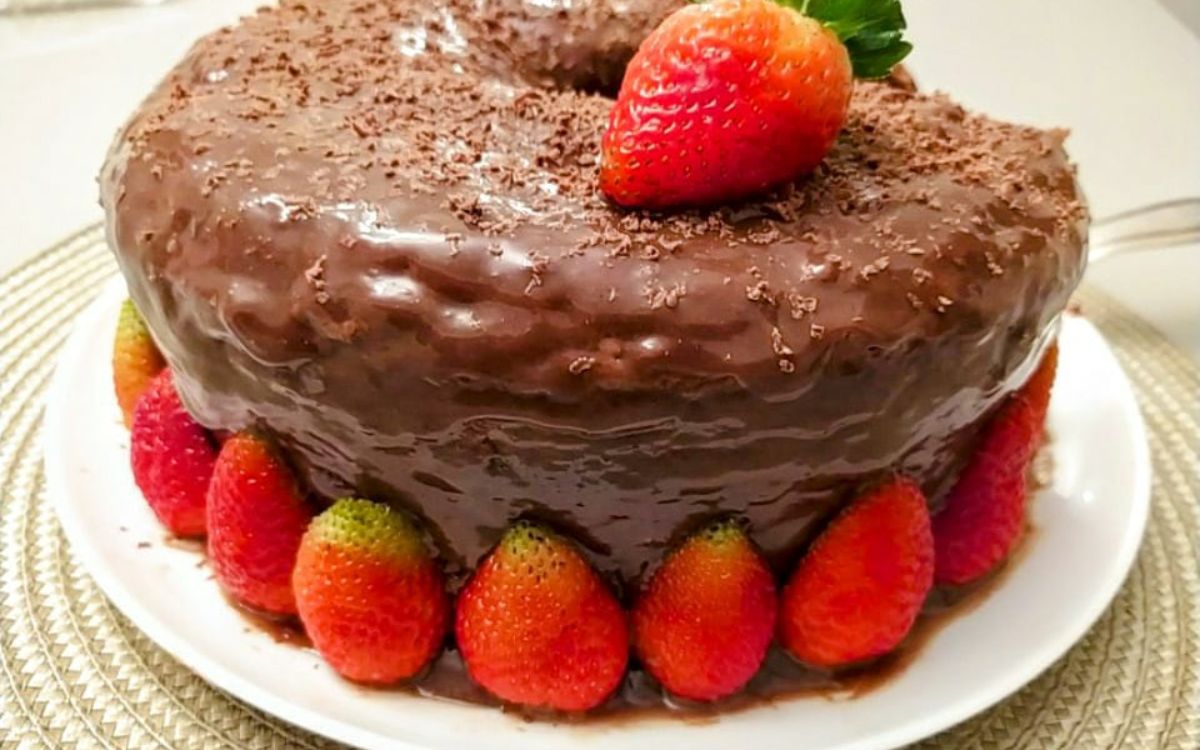 bolo de chocolate com cobertura de brigadeiro