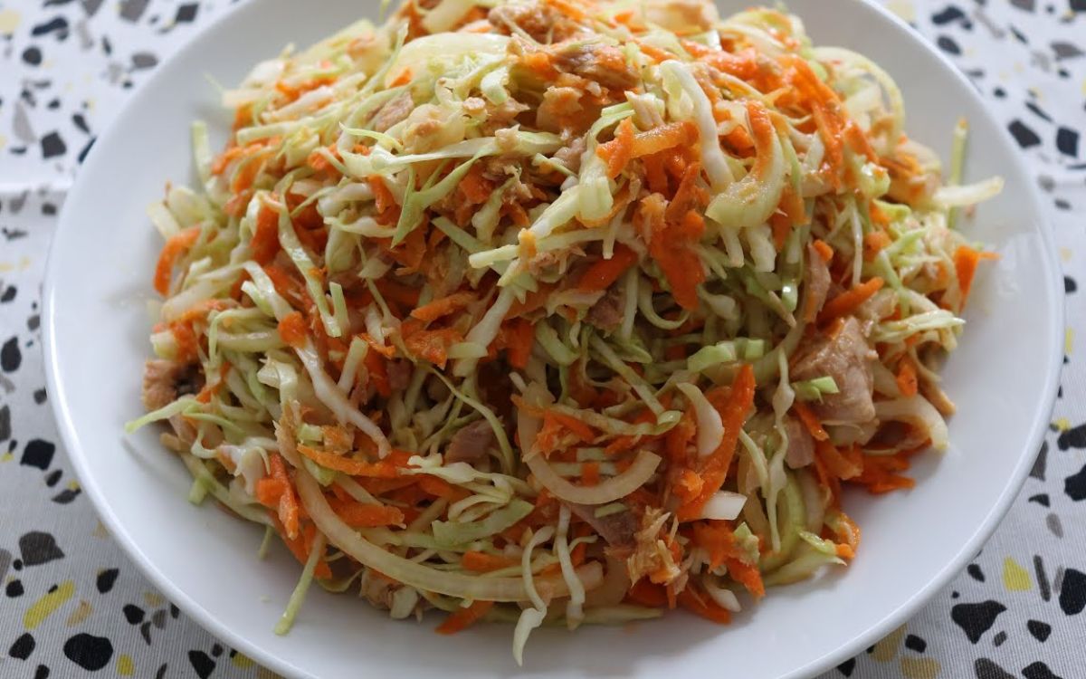 salada de repolho com atum