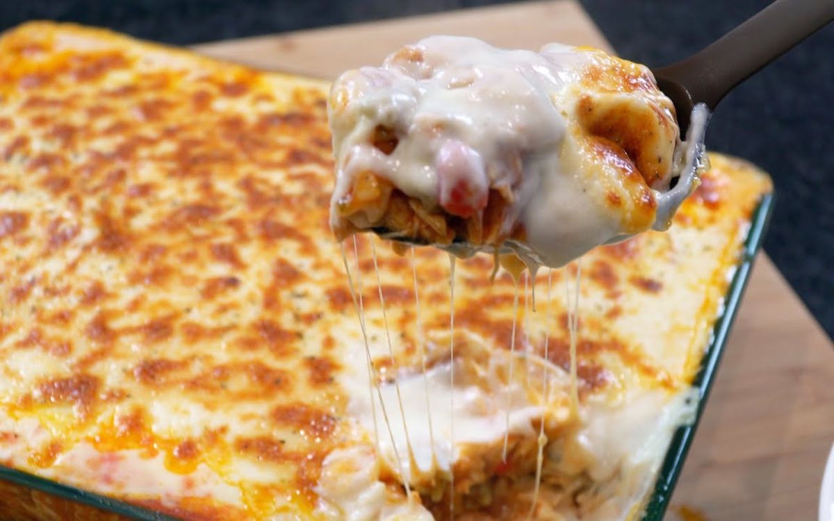 Macarrão de Forno Cremoso com Frango e Queijo Gratinado